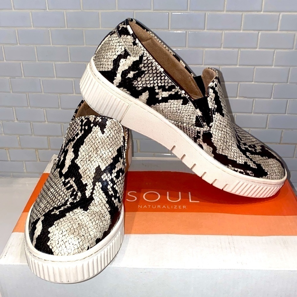 Natural Soul by Naturalizer Trisha 2 Snake Print Slip Ons - Sz 7.  New In Box.